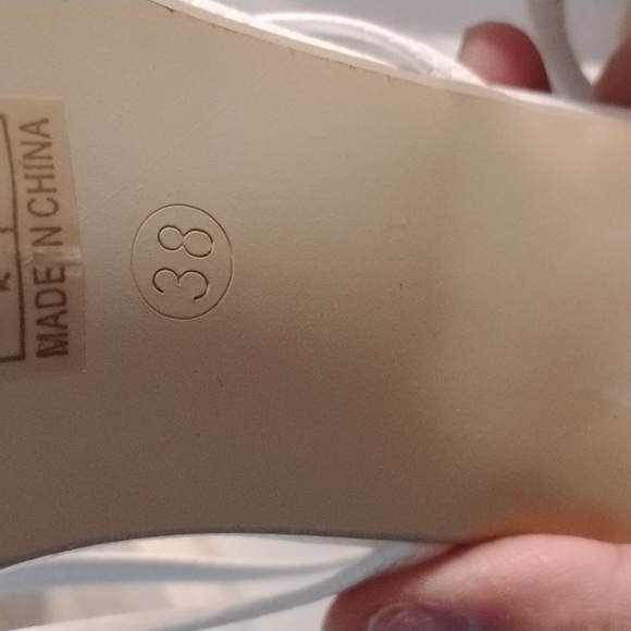 White heals - Picture 3 of 3